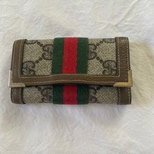 Mint condition. Authentic Gucci key holder-holds 6 keys.